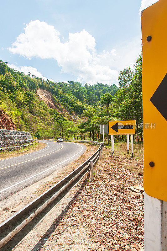 山道弯道景观设有弯道标记警告标志。