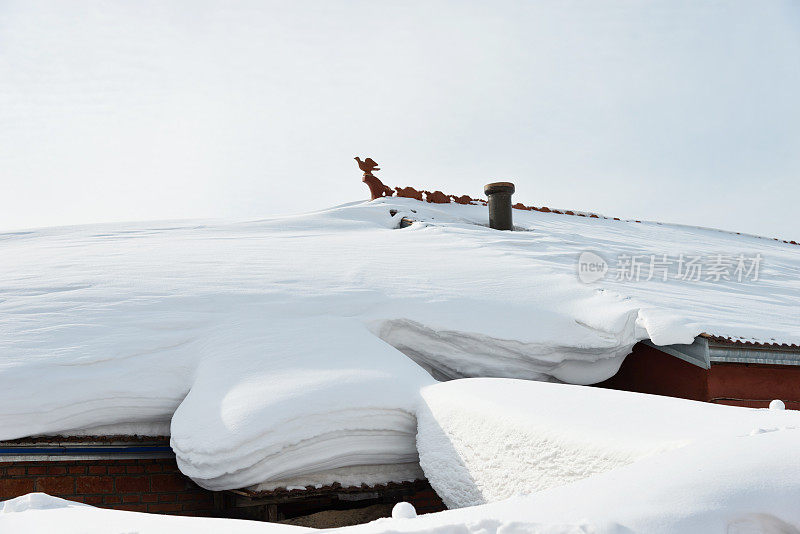 屋顶覆盖着厚厚的积雪