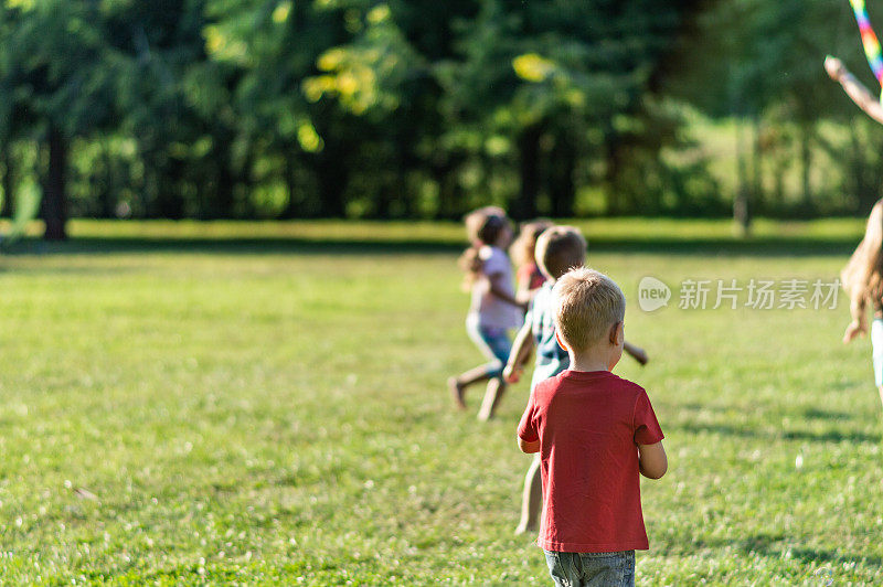 孩子们在大自然中拿着风筝奔跑