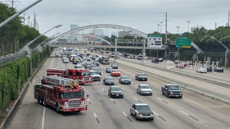 在德克萨斯州休斯顿，两辆消防车堵塞了高速公路