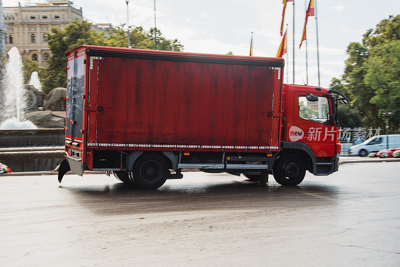 城市街道上的小货车