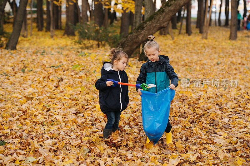 秋天，小朋友们在森林里用捡垃圾的工具捡垃圾