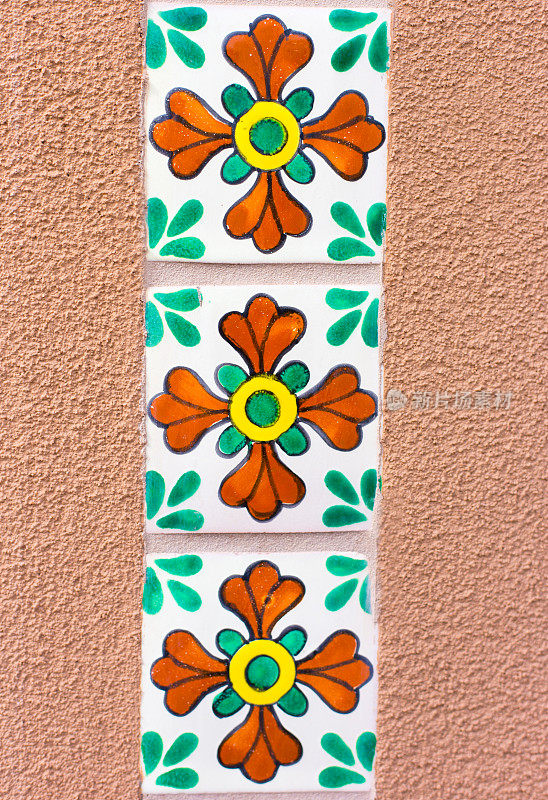 圣达菲风格:古董墨西哥塔拉维拉瓷砖，土坯墙