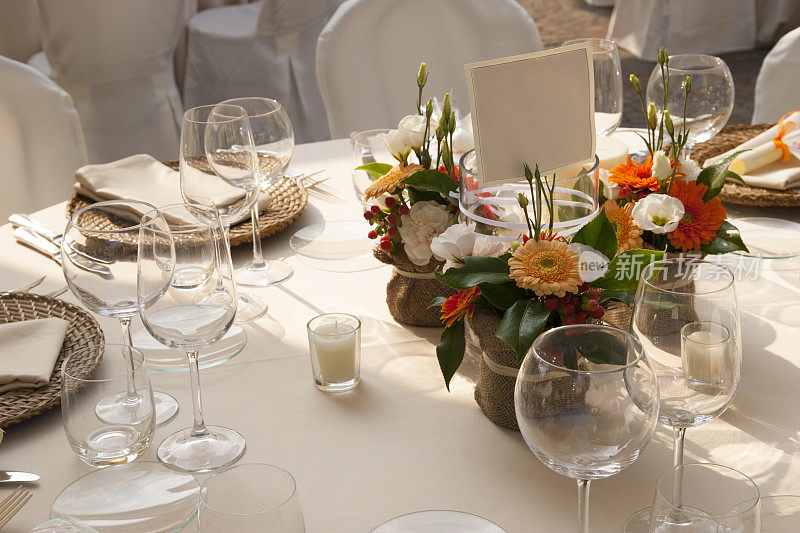 意大利婚礼上优雅的餐桌布置