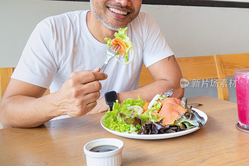 年轻快乐的男人享受着健康的饮食