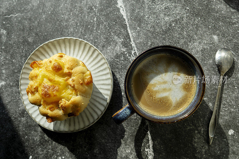 自制早餐:美味的奶酪小面包和一杯拿铁