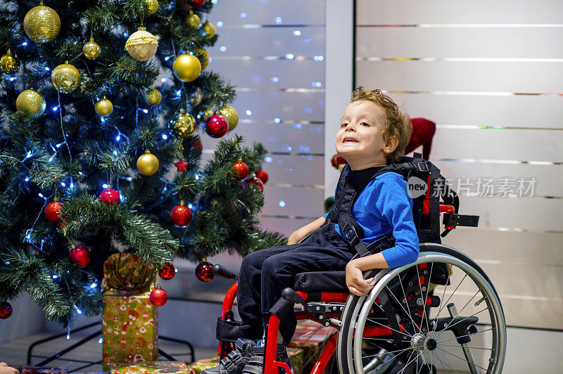 可爱的轮椅小孩准备迎接圣诞节