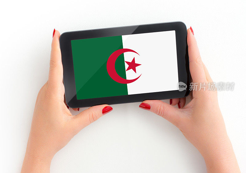 阿尔及利亚旗帜在数字平板电脑在成熟女性的手与个人观点