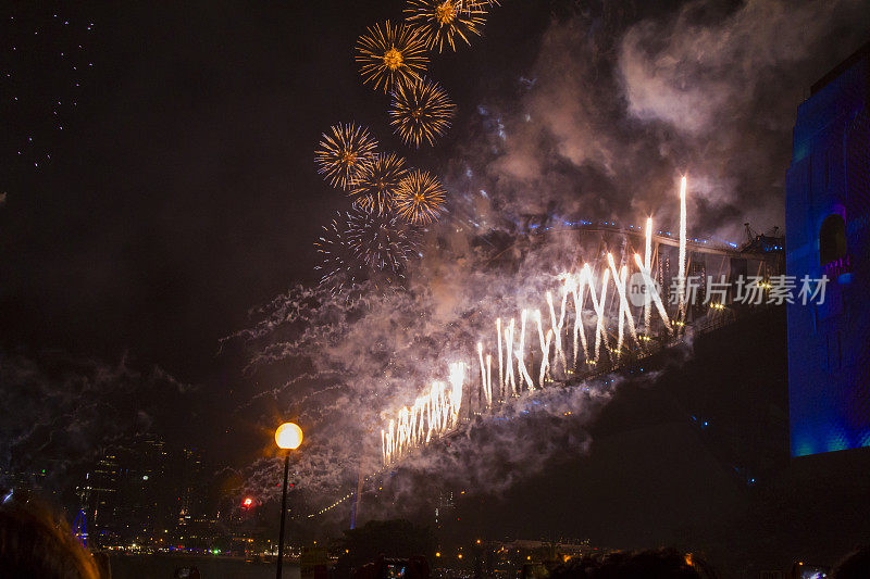 悉尼海港大桥在2020年新年前夜的烟花欢迎秀上