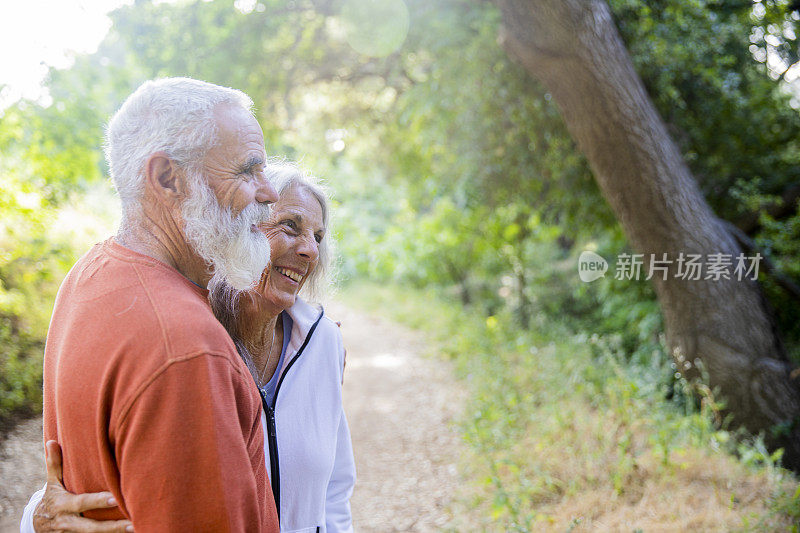 一起享受户外活动的老年夫妇