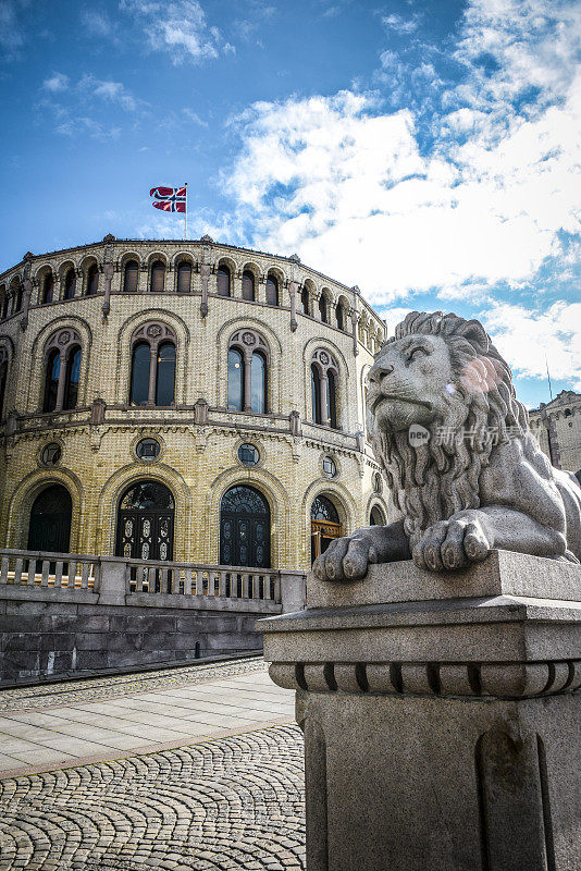挪威首都奥斯陆的议会大厦和狮子雕像