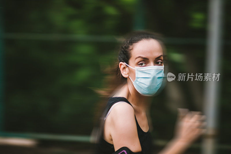 一名女子在小路上慢跑，增强免疫系统抵御covid-19
