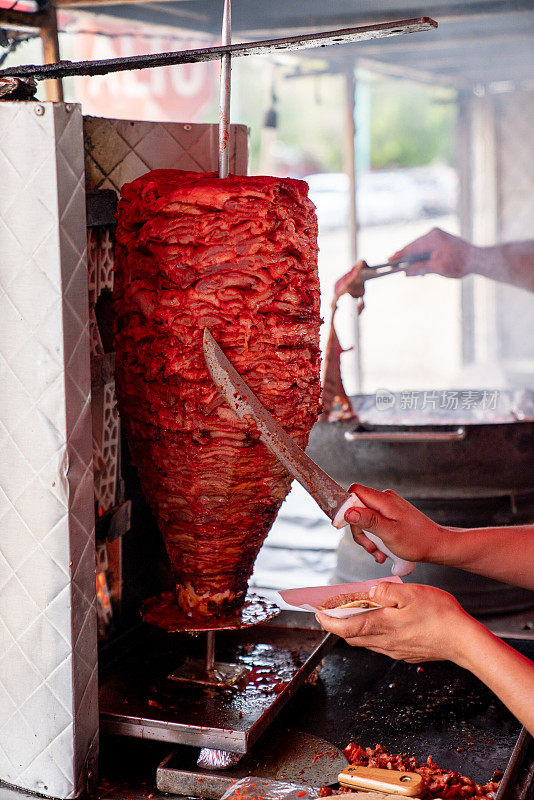 一个垂直的烤肉架在一个室外墨西哥玉米卷摊餐厅创造正宗的墨西哥玉米饼德尔牧师街玉米饼