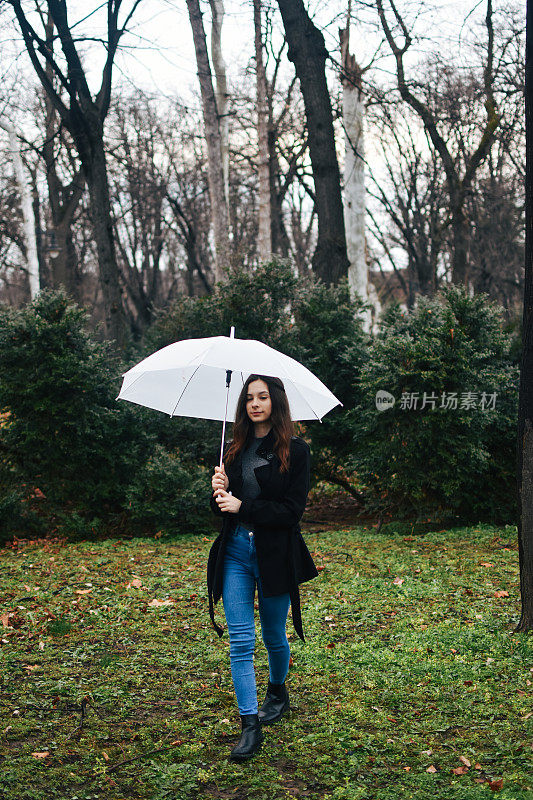 美丽的年轻女子享受着雨天