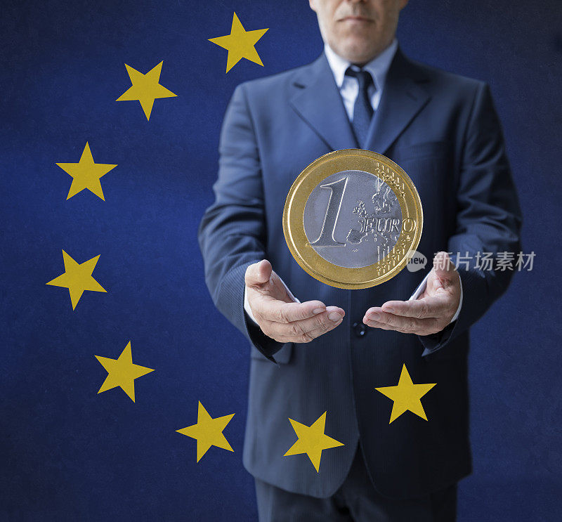 商人举着一枚一欧元硬币