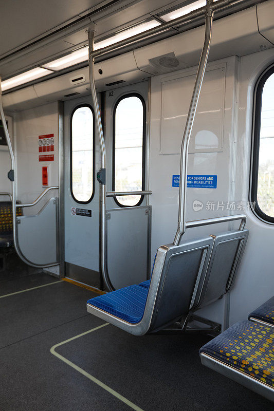 地铁座位在一列空火车。