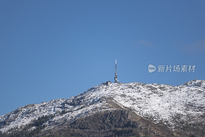 春天的一天，天空晴朗，乌尔里肯山上覆盖着一层白雪