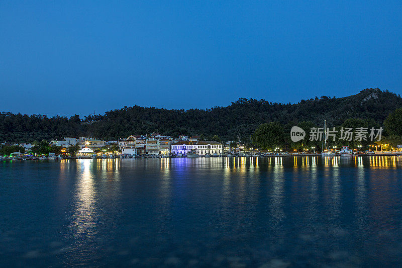 晚上在希腊卡瓦拉，萨索斯岛海岸的建筑物