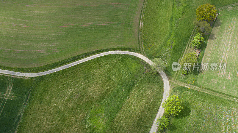 蜿蜒的道路穿过农业区