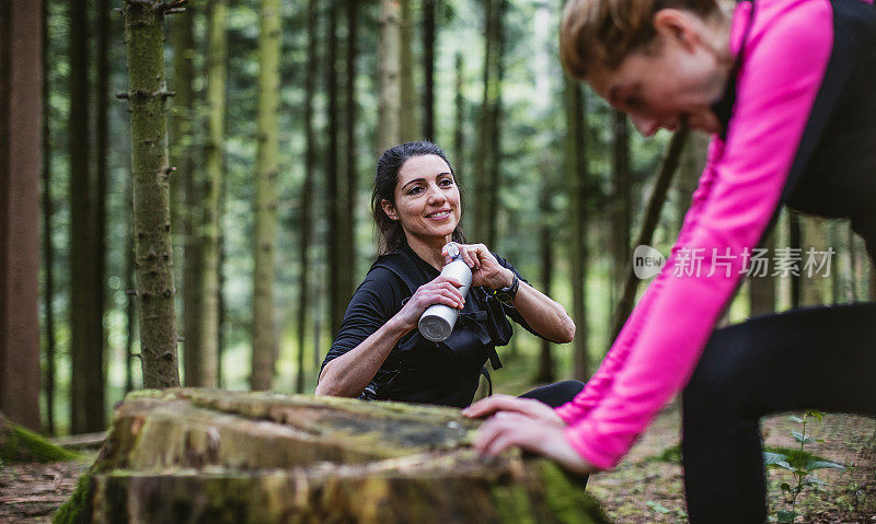 两个女人在树林里锻炼