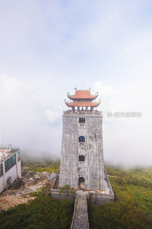 在翻斯盘山金松包唐图塔旅游。Fansipan是印度支那最高的山峰，位于越南北部的老街沙巴，是最受欢迎的旅游目的地