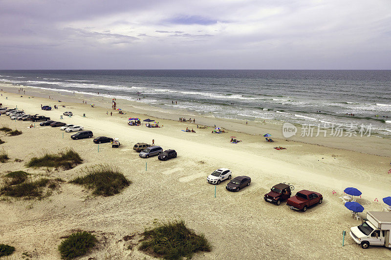 在佛罗里达的代托纳和新士麦那海滩，把车停在海边非常方便和有趣