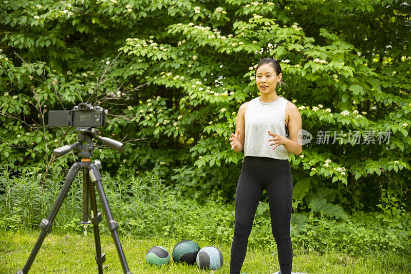 一位女性私人健身教练录制远程课程的视频