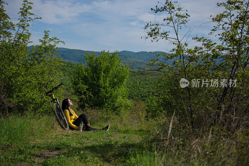 在黄色的徒步旅行