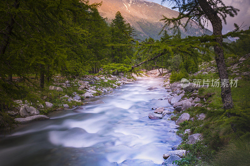 飘渺的河流景观，长时间暴露-大天堂阿尔卑斯山-意大利