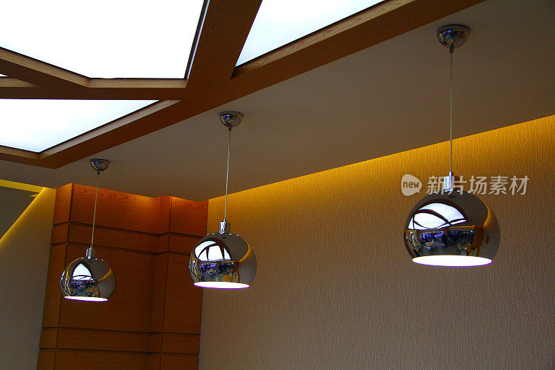 天花板上悬挂着发光的球灯