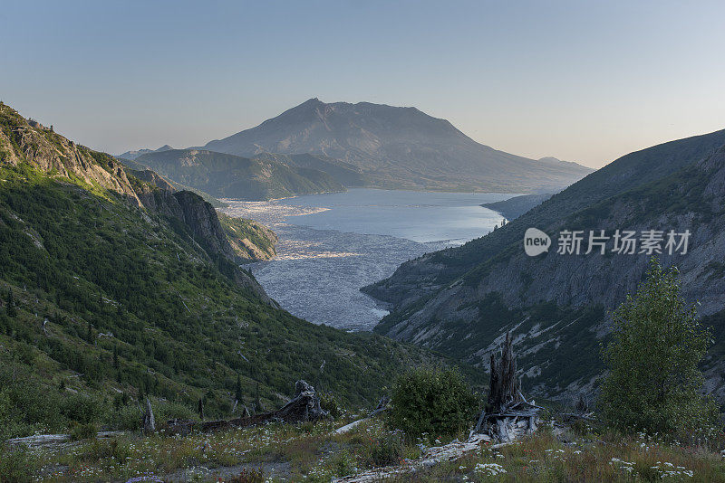 圣海伦斯山和灵湖