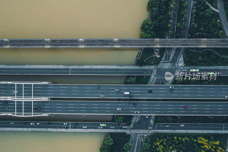 河流上方城市交通鸟瞰图