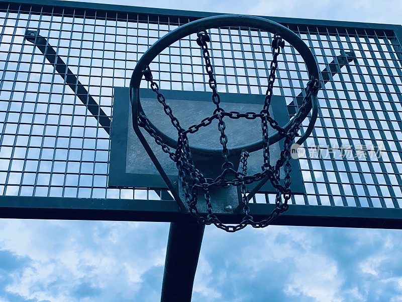 篮球篮在蓝色多云的天空
