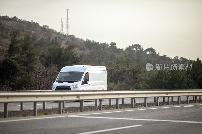 高速公路上的白色货车