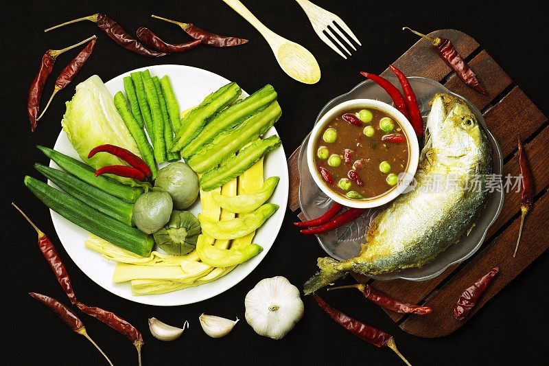 烫蔬菜，炸鱼和辣椒酱蘸-泰国食品。