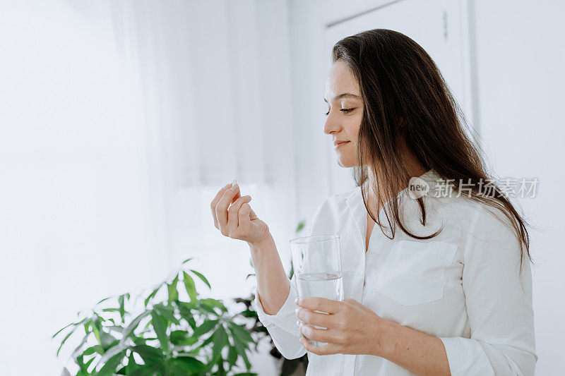 在家客厅里吃药的女人