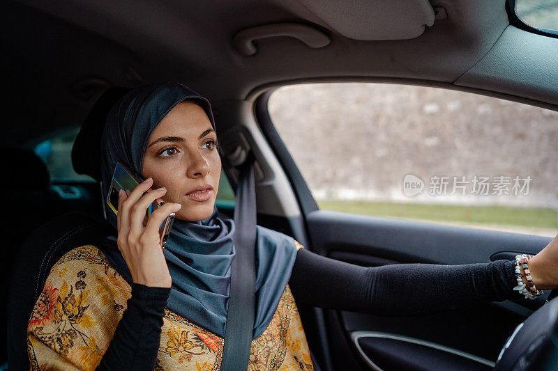 独立的穆斯林妇女开车