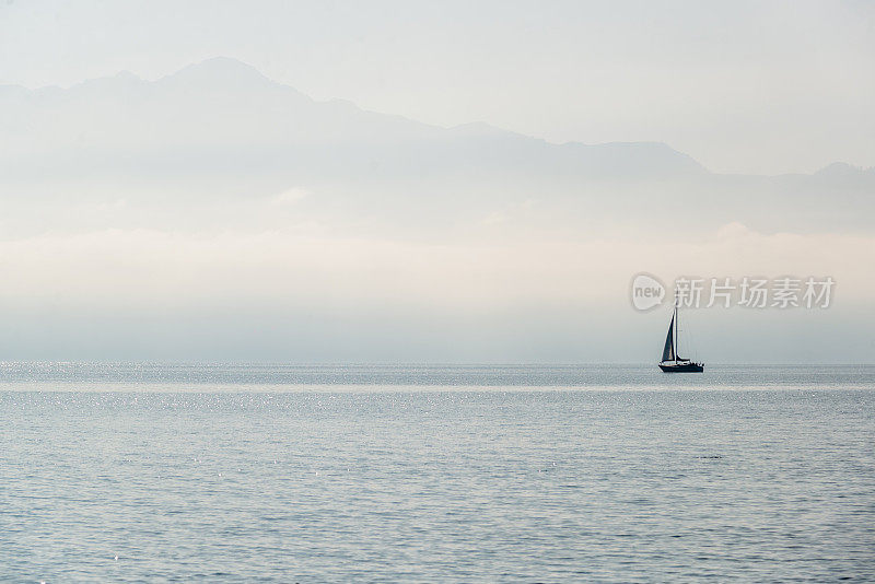 在一个有雾的早晨帆船