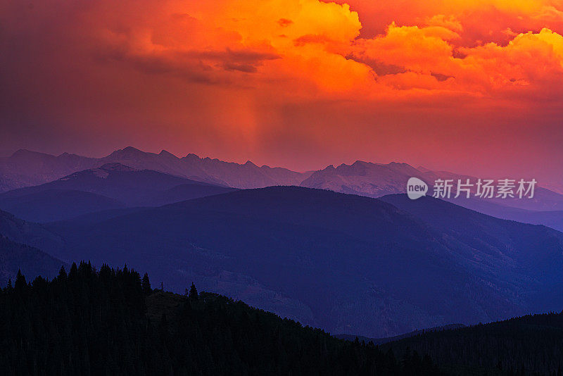 山日落与暴风雨的天空