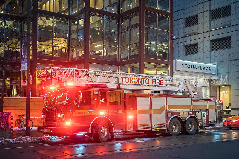 有紧急警笛的多伦多消防车
