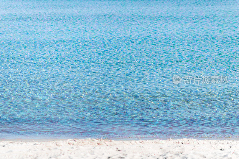 平静的水面和小波浪-海滩在波罗的海