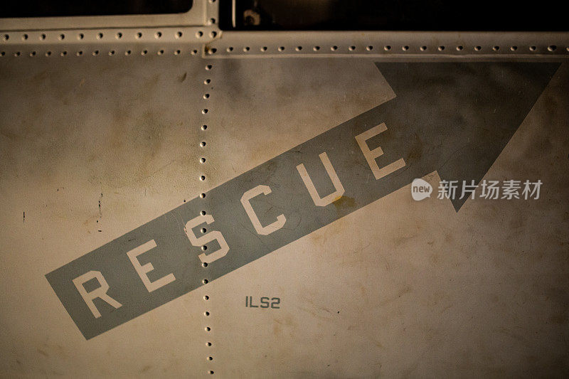 一架喷气式飞机上的救援标志