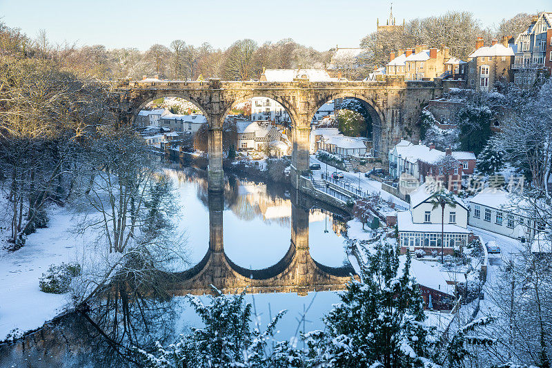 英国约克郡北部的Nidd河和铁路高架桥上的冬季雪景