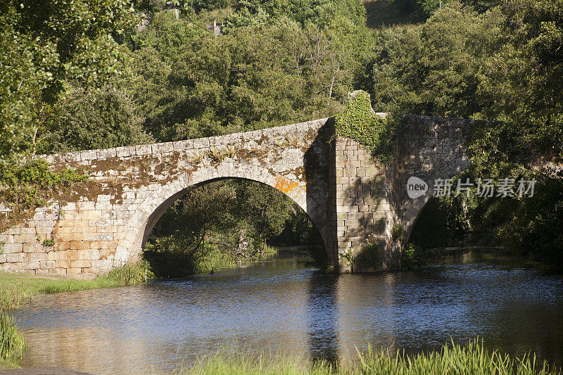 西班牙加利西亚，欧伦塞省，阿拉里兹古罗马式石桥。