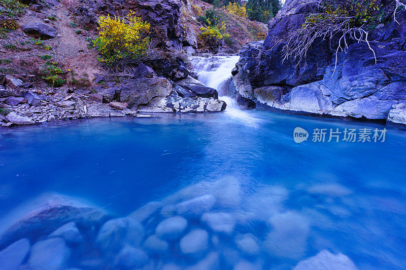 沿着山溪的蓝色水池