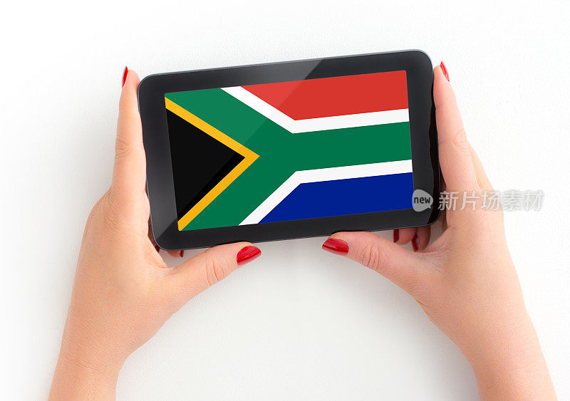 南非国旗在数字平板电脑在成熟女性的手与个人观点