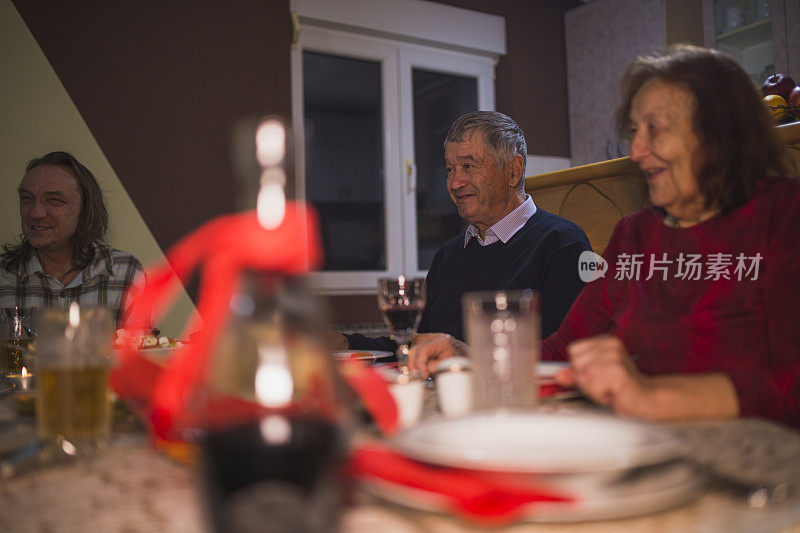 几代同堂的家庭在家里吃饭和庆祝节日