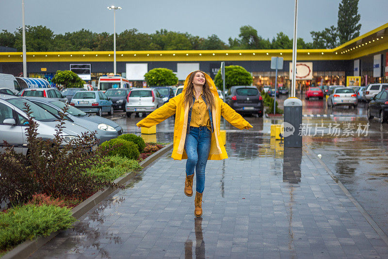 幸福地在雨中跳跃