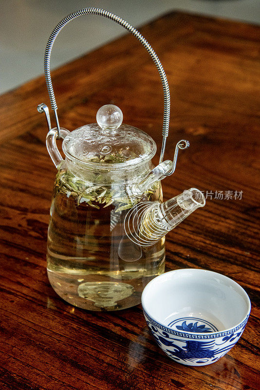 亚洲玻璃茶壶和银针茶和饮用碗。