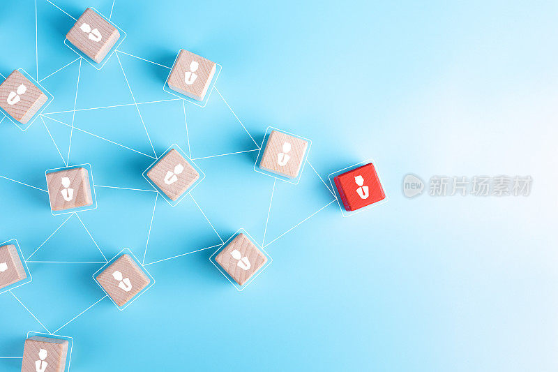 红色木块，蓝色背景上的商人图标，组织结构，社交网络，领导力，团队建设，招聘业务，管理和人力资源的概念。
